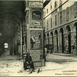 Archives municipales Annecy. 8 Fi 1500. Place Octogone, Chambéry, affiche pour la chocolaterie d’Annecy. Carte postale, ed. L. Grimal
