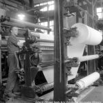Papeterie Aussedat - Extrémité de la Machine 2 mise en service en 1883 : l'enrouleuse, février 1946