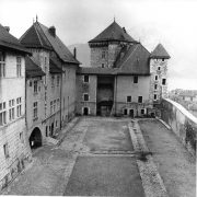 Cour Château d'Annecy Musée lacs et montagnes après démolition des écuries