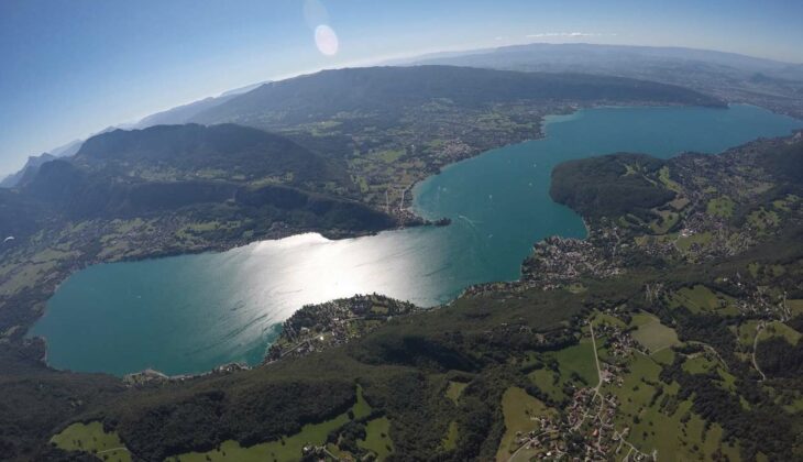 Vue aérienne du lac d'Annecy