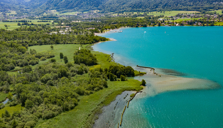 Vue aérienne de la réserve naturelle du Bout-du-lac