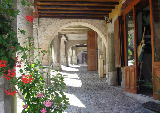 Arcades du bourg médiéval d'Alby-sur-Chéran
