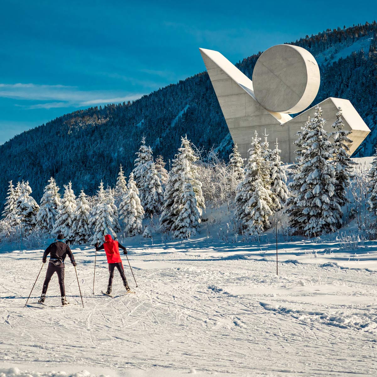 Ski de fond devant le monument des Glières