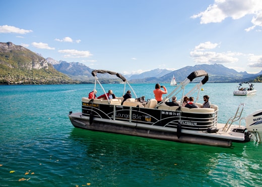 Water Taxi sur le lac d'Annecy