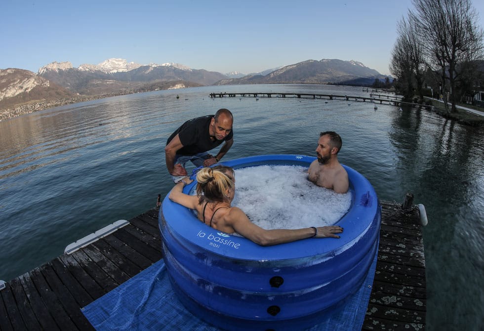 Bain froid au bord du lac d'Annecy
