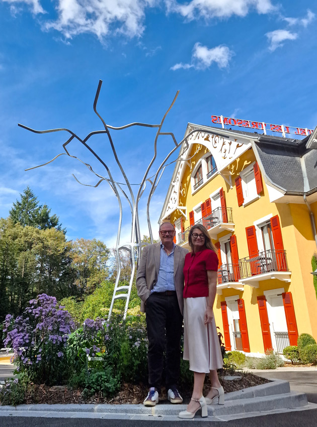 Véronique & Pascal Droux devant Les Trésoms et l’œuvre de Nathan Willerval