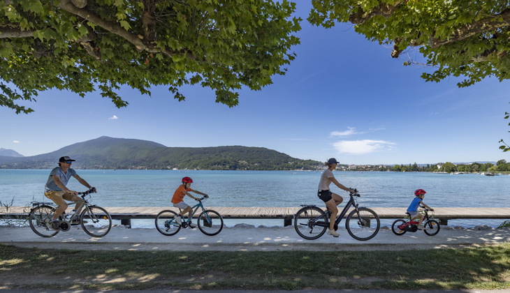 Balade à vélo au bord du lac d'Annecy
