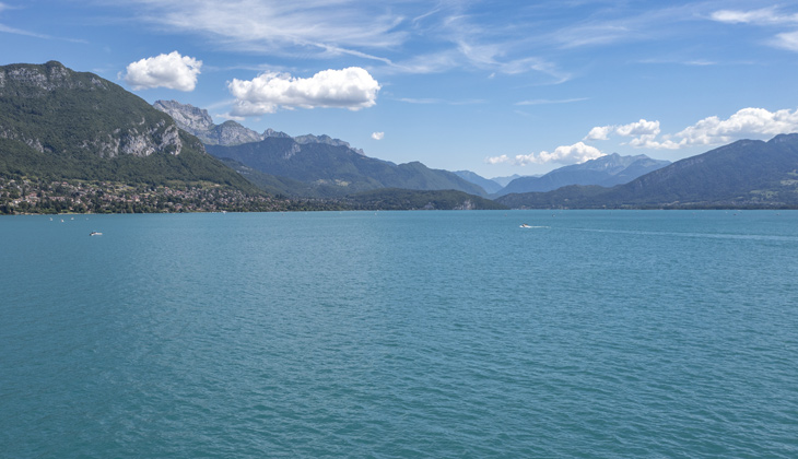 Vue sur le lac d'Annecy et les montagnes
