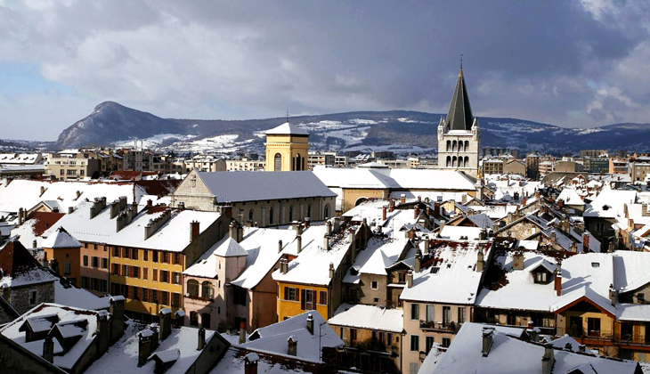Les toits de la vieille ville d'Annecy sous la neige