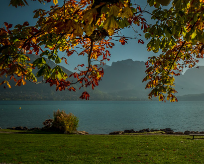 Couleurs automnales sur le lac d'Annecy